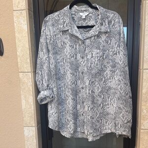 Time and Tru Black and Gray Snake Print Shirt